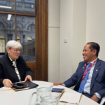 Menteri Lingkungan Hidup/Kepala BPLH Hanif Faisol Nurofiq (kanan) berdialog dengan United Kingdom Special Representative for Climate, Rachel Kyte, dalam pertemuan bilateral di London, Jumat (23/1/2026)
