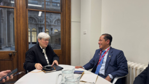 Menteri Lingkungan Hidup/Kepala BPLH Hanif Faisol Nurofiq (kanan) berdialog dengan United Kingdom Special Representative for Climate, Rachel Kyte, dalam pertemuan bilateral di London, Jumat (23/1/2026)