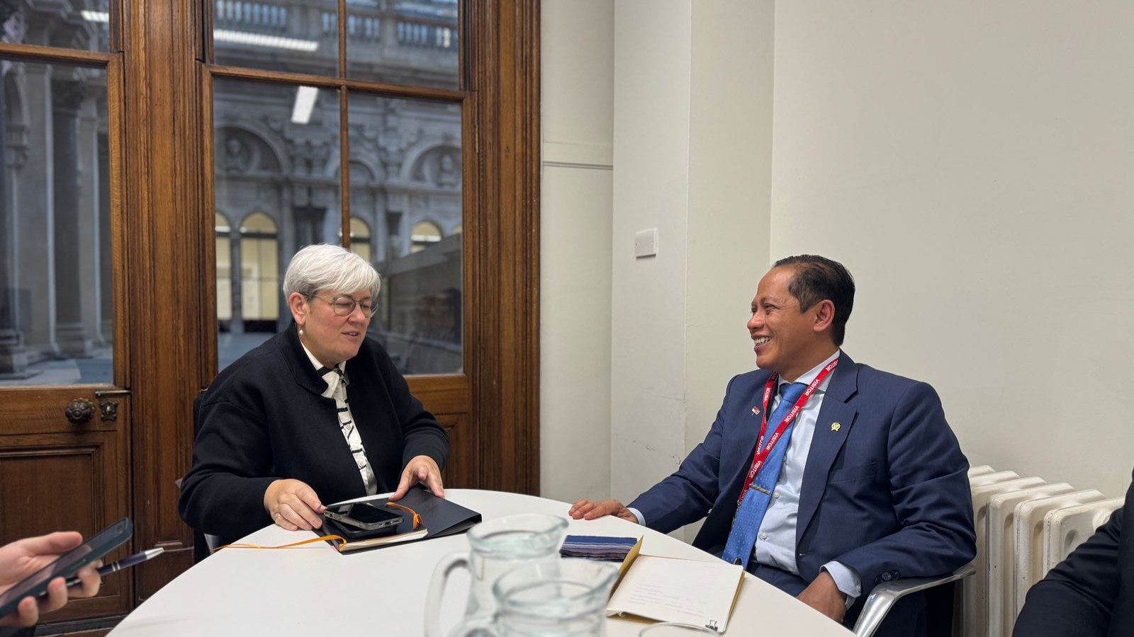 Menteri Lingkungan Hidup/Kepala BPLH Hanif Faisol Nurofiq (kanan) berdialog dengan United Kingdom Special Representative for Climate, Rachel Kyte, dalam pertemuan bilateral di London, Jumat (23/1/2026)