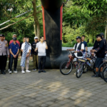 Bupati Wayan Adi Arnawa saat membuka "Seqyunk Fun Kalcer Bike" di Lapangan Pura Dalem Desa Adat Abiansemal, Minggu (25/1).