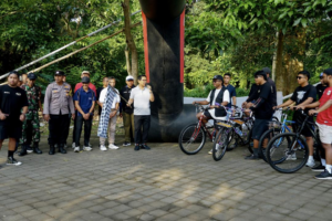 Bupati Wayan Adi Arnawa saat membuka "Seqyunk Fun Kalcer Bike" di Lapangan Pura Dalem Desa Adat Abiansemal, Minggu (25/1).