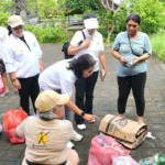 Ketua TP. PKK Badung Nyonya Rasniathi Adi Arnawa, melakukan kunjungan kerja ke kegiatan Plastic Exchange di Banjar Permata, Nusa Dua, Kecamatan Kuta Selatan, Sabtu (24/1).