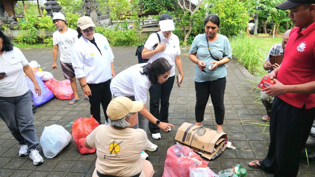 Ketua TP. PKK Badung Nyonya Rasniathi Adi Arnawa, melakukan kunjungan kerja ke kegiatan Plastic Exchange di Banjar Permata, Nusa Dua, Kecamatan Kuta Selatan, Sabtu (24/1).