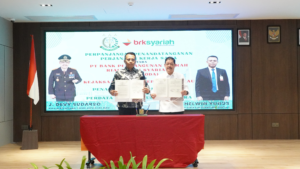 Kepala Kejaksaan Tinggi Kepulauan Riau J. Devy Sudarso dan Plt Direktur Utama BRK Syariah (Perseroda) Helwin Yunus menunjukkan dokumen Perjanjian Kerja Sama usai penandatanganan kerja sama penanganan masalah hukum bidang perdata dan tata usaha negara di Batam, Senin (26/1/2026).