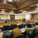 Bupati Wayan Adi Arnawa bersama Wabup Bagus Alit Sucipta memimpin Rapat Pembahasan Proyeksi PAD Tahun 2027 di Ruang Rapat Kriya Gosana, Puspem Badung, Senin (26/1).