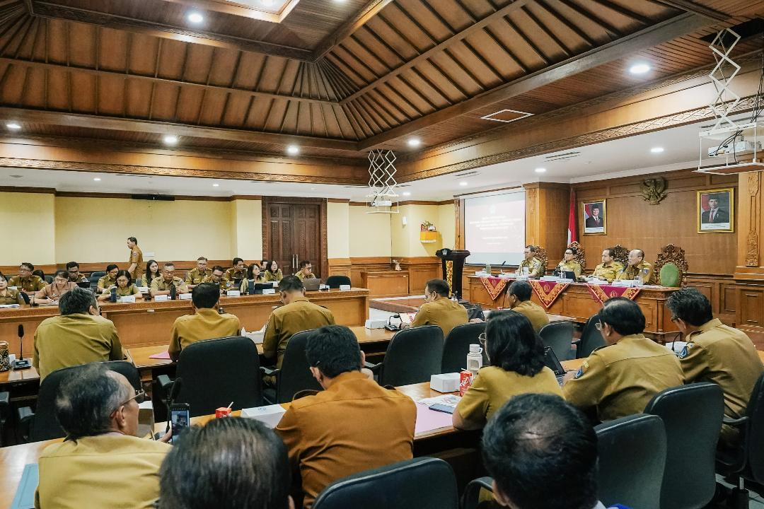 Bupati Wayan Adi Arnawa bersama Wabup Bagus Alit Sucipta memimpin Rapat Pembahasan Proyeksi PAD Tahun 2027 di Ruang Rapat Kriya Gosana, Puspem Badung, Senin (26/1).