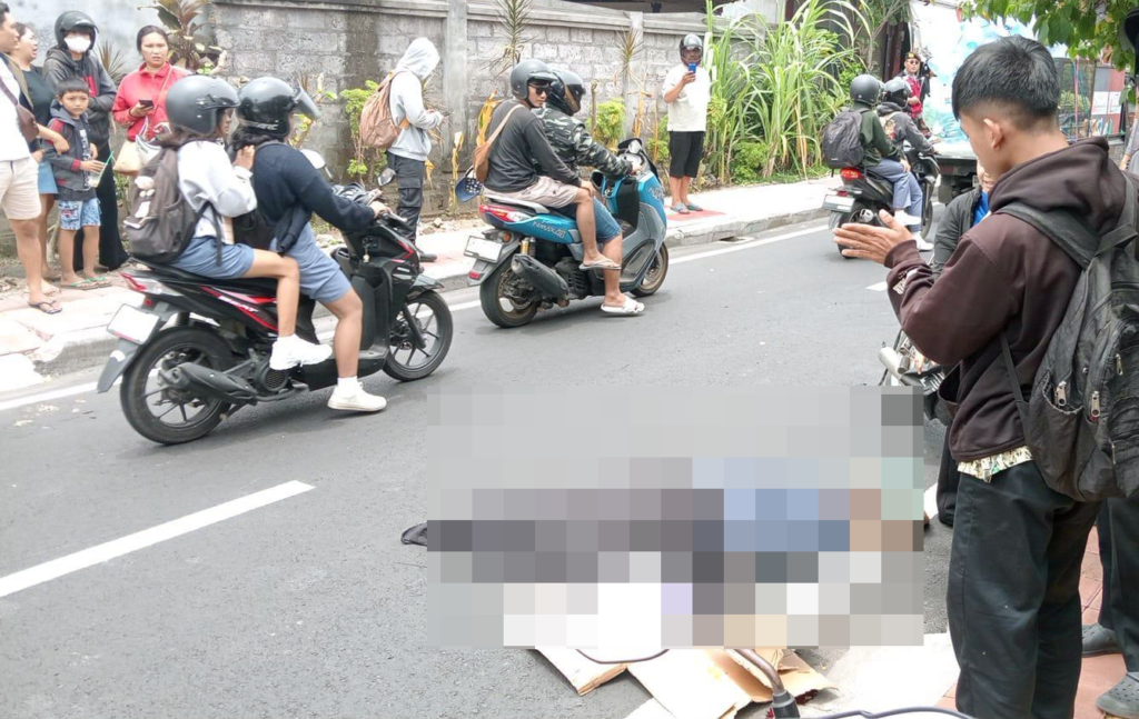Korban meninggal dunia di tempat setelah ditabrak dari belakang oleh sepeda motor lain.