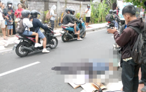 Korban meninggal dunia di tempat setelah ditabrak dari belakang oleh sepeda motor lain.