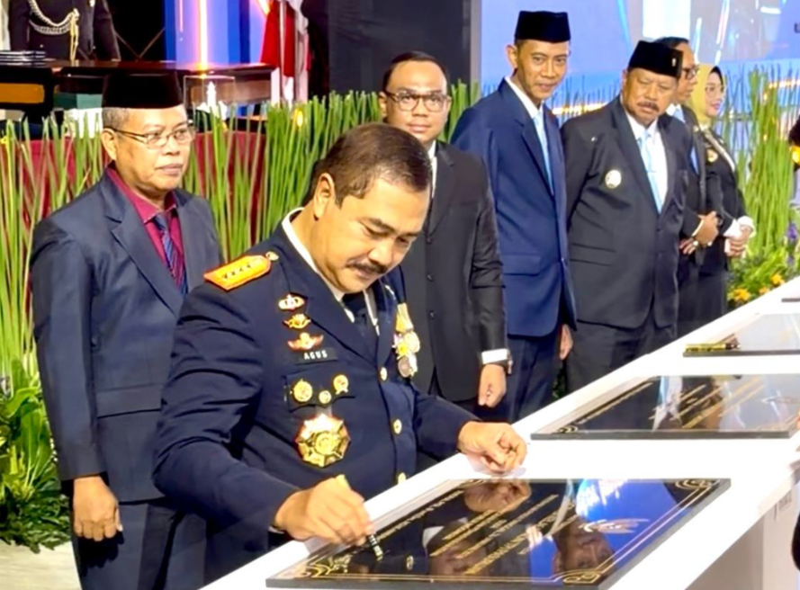 Menteri Imigrasi dan Pemasyarakatan RI Jenderal Pol. (Purn) Drs. Agus Andrianto menandatangani prasasti peresmian dan pencanangan pembangunan Kantor Imigrasi dalam rangka Hari Bhakti Imigrasi ke-76 Tahun 2026, disaksikan Wakil Bupati Klungkung Tjokorda Gde Surya Putra serta jajaran pejabat terkait, di Kampus Politeknik Pengayoman Indonesia, Tangerang, Banten, Senin (26/1/2026).