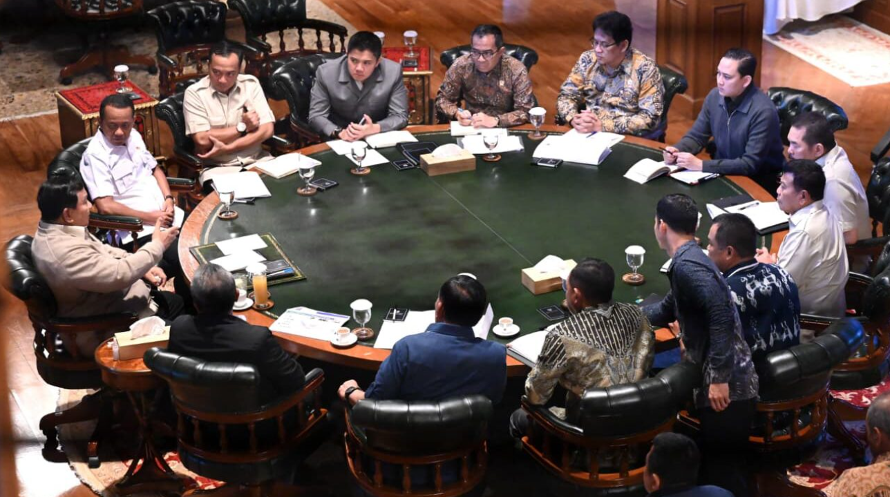 Presiden Prabowo Subianto menggelar pertemuan dengan sejumlah anggota Kabinet Merah Putih di kediamannya di Hambalang, Bogor, Jawa Barat, pada Minggu, 25 Januari 2026.