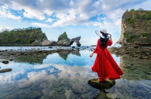 Keindahan pantai dan tebing karang Bali menjadi daya tarik wisatawan mancanegara. Mulai 2026, Bali akan menekankan pada wisatawan yang berkualitas.