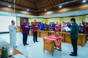 Bupati Wayan Adi Arnawa dan Wabup Bagus Alit Sucipta mengambil sumpah jabatan dan melantik Direksi Perumda Pasar dan Pangan Mangu Giri Sedana Kabupaten Badung periode 2026-2031, di Ruang Kriya Gosana, Puspem Badung, Selasa (27/1).