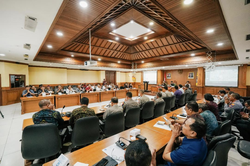 Bupati Wayan Adi Arnawa saat berdialog dengan tokoh masyarakat Kerobokan Kelod terkait pelaksanaan uji coba rekayasa arus lalu lintas di wilayah Kerobokan Kelod, Kuta Utara, Selasa (27/1).