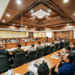 Bupati Wayan Adi Arnawa saat berdialog dengan tokoh masyarakat Kerobokan Kelod terkait pelaksanaan uji coba rekayasa arus lalu lintas di wilayah Kerobokan Kelod, Kuta Utara, Selasa (27/1).