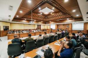 Bupati Wayan Adi Arnawa saat berdialog dengan tokoh masyarakat Kerobokan Kelod terkait pelaksanaan uji coba rekayasa arus lalu lintas di wilayah Kerobokan Kelod, Kuta Utara, Selasa (27/1).