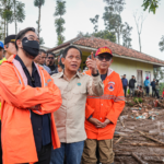 Menteri Lingkungan Hidup/Kepala BPLH Hanif Faisol Nurofiq (tengah) meninjau lokasi terdampak tanah longsor di Desa Pasirlangu, Kecamatan Cisarua, Kabupaten Bandung Barat, Minggu (25/1).