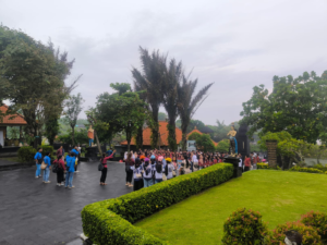 uasana kunjungan wisatawan di kawasan Daya Tarik Wisata Tanah Lot, Tabanan, tetap ramai meski cuaca tidak menentu. Pengelola memastikan keamanan dan kenyamanan pengunjung dengan pengawasan ketat di area pantai.