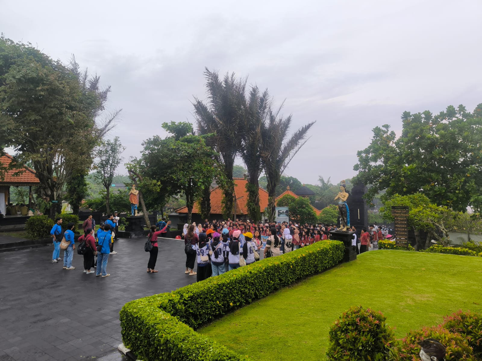 uasana kunjungan wisatawan di kawasan Daya Tarik Wisata Tanah Lot, Tabanan, tetap ramai meski cuaca tidak menentu. Pengelola memastikan keamanan dan kenyamanan pengunjung dengan pengawasan ketat di area pantai.