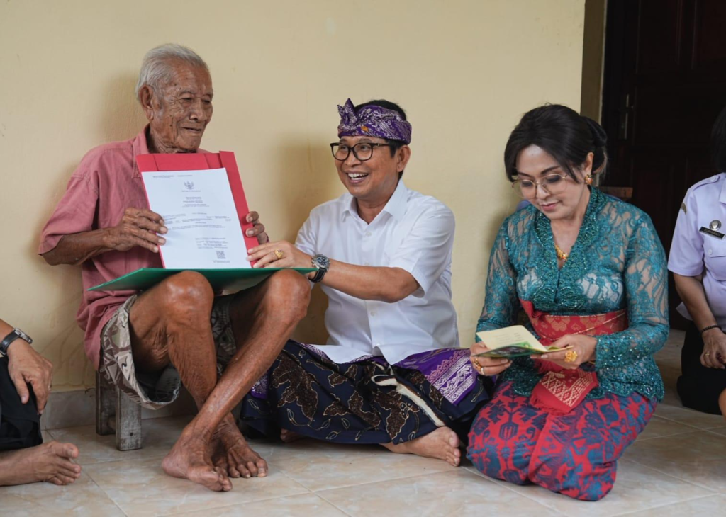 Bupati Wayan Adi Arnawa dan Ketua TP. PKK Badung Nyonya Rasniathi saat berikan penghargaan dan serahkan akta kelahiran kepada I Wayan Siteng (101 tahun), warga Banjar Suluban, Desa Pecatu, Kuta Selatan, Rabu (28/1).
