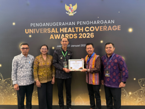 Wakil Bupati Klungkung Tjokorda Gede Surya Putra (tengah) menerima Universal Health Coverage (UHC) Award Kategori Utama 2026 yang diserahkan oleh Menteri Koordinator Bidang Pemberdayaan Masyarakat RI Abdul Muhaimin Iskandar, pada acara Penganugerahan UHC Awards di JIEXPO Kemayoran, Jakarta, Selasa (27/1/2026).