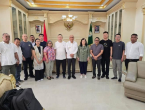 Rombongan investor asal China di ruang kerjanya, Bupati Kepulauan Aru, Thimotius Kaidel.