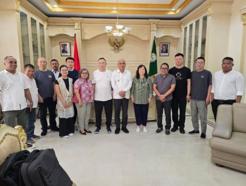 Rombongan investor asal China di ruang kerjanya, Bupati Kepulauan Aru, Thimotius Kaidel.