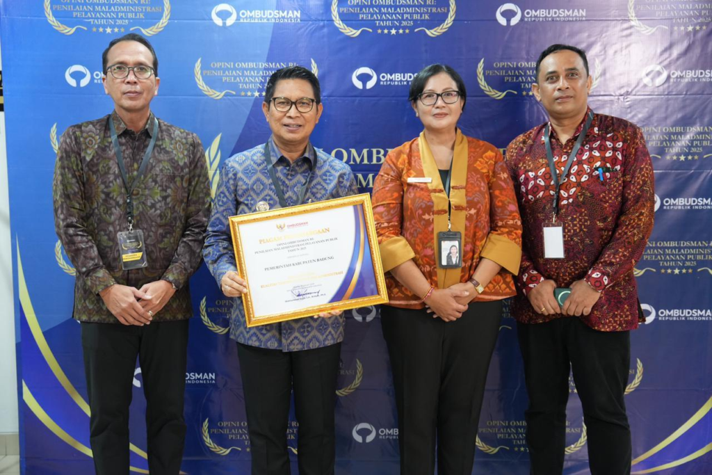 Bupati Wayan Adi Arnawa menerima Penghargaan Opini Kualitas Tertinggi Tanpa Maladministrasi RI yang diserahkan langsung oleh Wakil Ketua Ombudsman RI, Bobby Hamzar Rafinus, di Kantor Ombudsman RI, Jakarta Selatan, Kamis (29/1).
