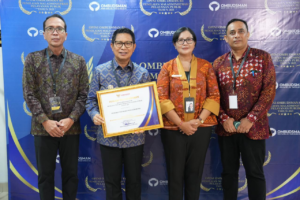 Bupati Wayan Adi Arnawa menerima Penghargaan Opini Kualitas Tertinggi Tanpa Maladministrasi RI yang diserahkan langsung oleh Wakil Ketua Ombudsman RI, Bobby Hamzar Rafinus, di Kantor Ombudsman RI, Jakarta Selatan, Kamis (29/1).