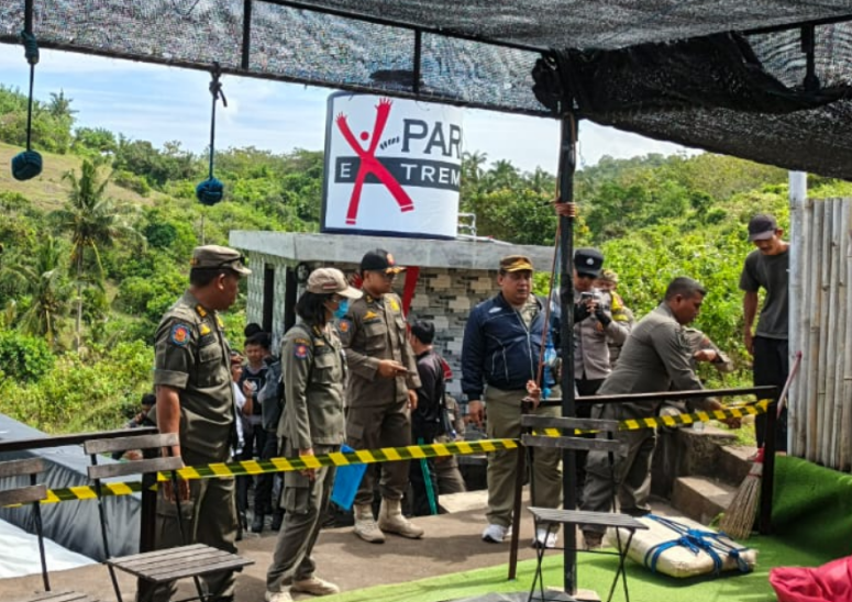 Wahana permainan ekstrem bungee jumping yang beroperasi di Dusun Karang Dawa, Desa Bungamekar, Kecamatan Nusa Penida, kembali dihentikan aktivitasnya karena terbukti belum mengantongi izin lengkap.