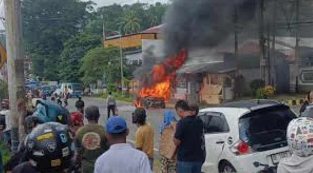 Lokasi kebakaran satu unit mobil Daihatsu Sigra, di Jalan Piere Tandean, Desa Hative Kecil, Kecamatan Sirimau, Kota Ambon.