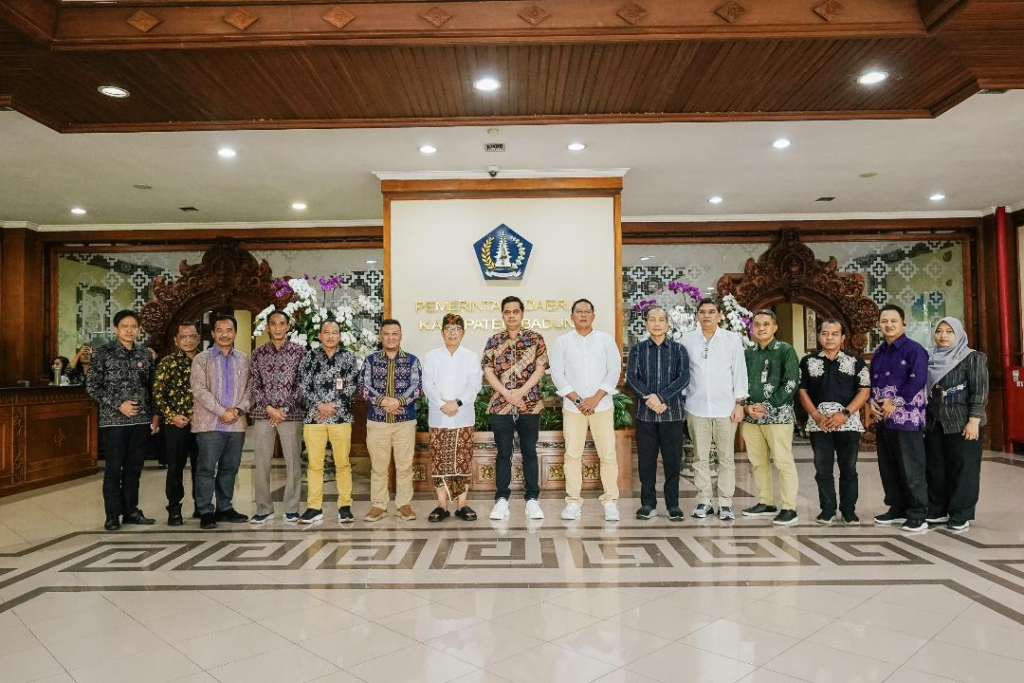 Bupati Wayan Adi Arnawa menerima kunjungan Bupati Jepara, Provinsi Jawa Tengah, Witiarso Utomo beserta jajaran di Puspem Badung, Jumat (30/1).