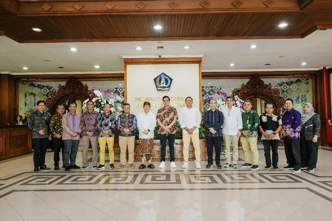 Bupati Wayan Adi Arnawa menerima kunjungan Bupati Jepara, Provinsi Jawa Tengah, Witiarso Utomo beserta jajaran di Puspem Badung, Jumat (30/1).