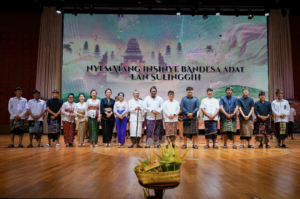 Bupati Wayan Adi Arnawa didampingi Wabup Bagus Alit Sucipta secara resmi membuka Bulan Bahasa Bali VIII Tahun 2026 yang ditandai dengan membunyikan Gamelan Ceng-Ceng, di Balai Budaya Giri Nata Mandala, Puspem Badung, Jumat (30/1).