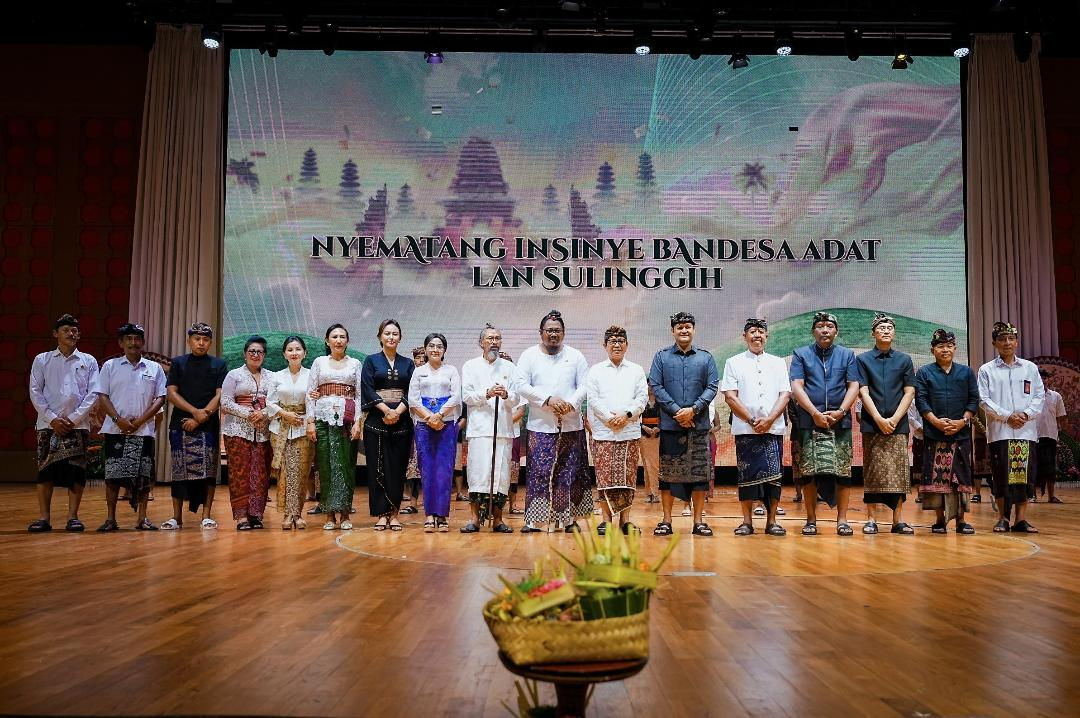 Bupati Wayan Adi Arnawa didampingi Wabup Bagus Alit Sucipta secara resmi membuka Bulan Bahasa Bali VIII Tahun 2026 yang ditandai dengan membunyikan Gamelan Ceng-Ceng, di Balai Budaya Giri Nata Mandala, Puspem Badung, Jumat (30/1).