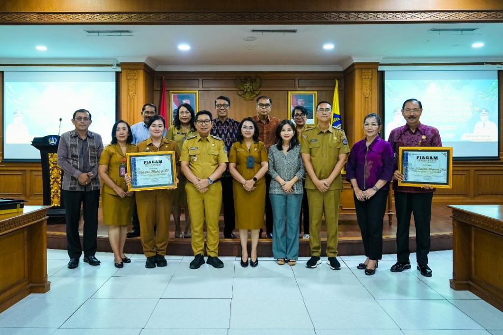 Bupati Wayan Adi Arnawa didampingi Sekda Surya Suamba melepas Purna Tugas para Kepala OPD di Lingkungan Pemkab Badung, di Ruang Kriya Gosana, Puspem Badung, Senin (5/1).