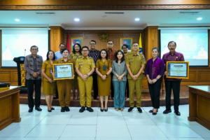 Bupati Wayan Adi Arnawa didampingi Sekda Surya Suamba melepas Purna Tugas para Kepala OPD di Lingkungan Pemkab Badung, di Ruang Kriya Gosana, Puspem Badung, Senin (5/1).