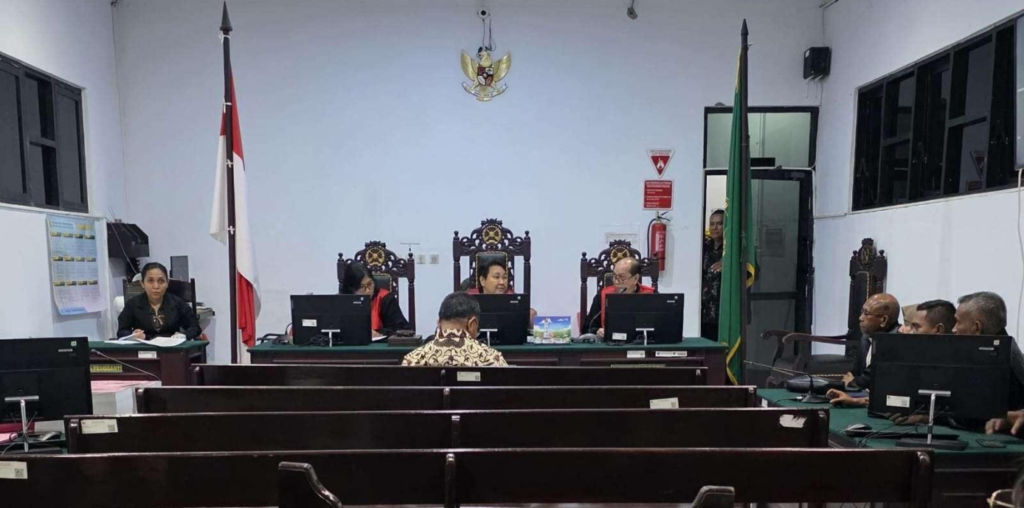 Mantan Bupati Kabupaten Kepulauan Tanimbar (KKT), Petrus Fatlolon, menjalani sidang di ruang sidang Pengadilan Negeri (PN) Ambon.