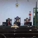 Mantan Bupati Kabupaten Kepulauan Tanimbar (KKT), Petrus Fatlolon, menjalani sidang di ruang sidang Pengadilan Negeri (PN) Ambon.