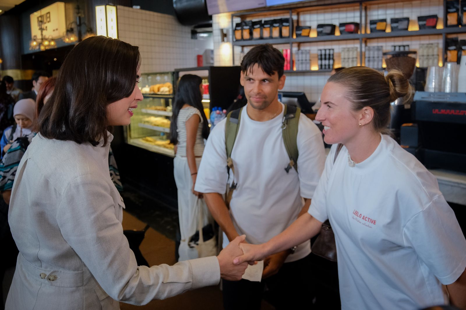 Menteri Pariwisata Widiyanti Putri Wardhana berinteraksi dengan wisatawan mancanegara di badnara ngurah rai