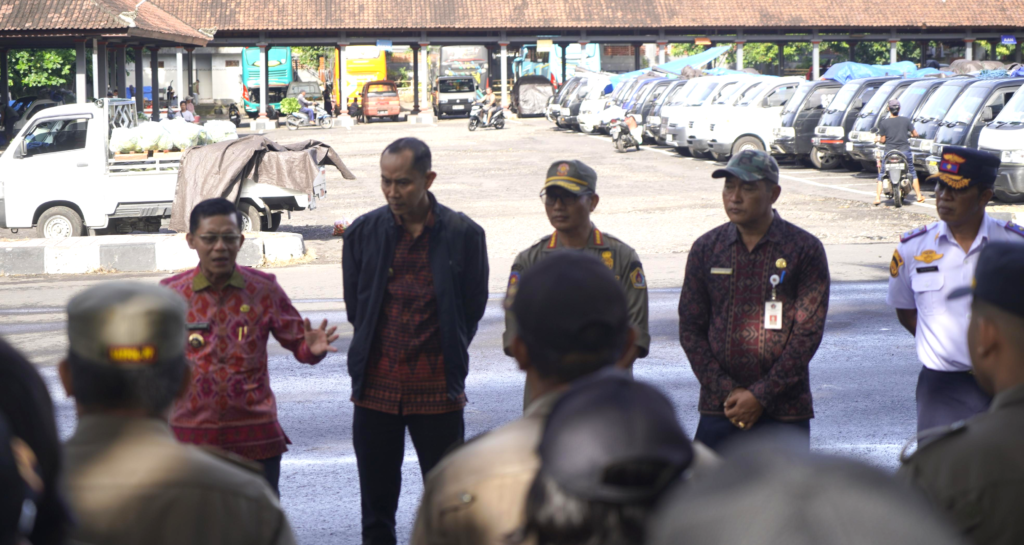 Bupati Klungkung I Made Satria bersama Wakil Bupati Klungkung Tjokorda Gde Surya Putra saat turun langsung melakukan penertiban pedagang bermobil di Pasar Galiran, Selasa (6/1/2026). (Foto: Istimewa)