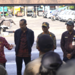 Bupati Klungkung I Made Satria bersama Wakil Bupati Klungkung Tjokorda Gde Surya Putra saat turun langsung melakukan penertiban pedagang bermobil di Pasar Galiran, Selasa (6/1/2026). (Foto: Istimewa)