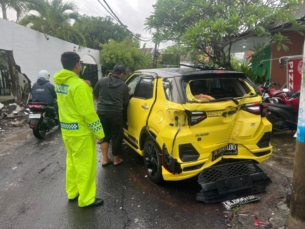 Mobil Dikemudikan WNA Tabrak Pagar Rumah Warga di Tibubeneng