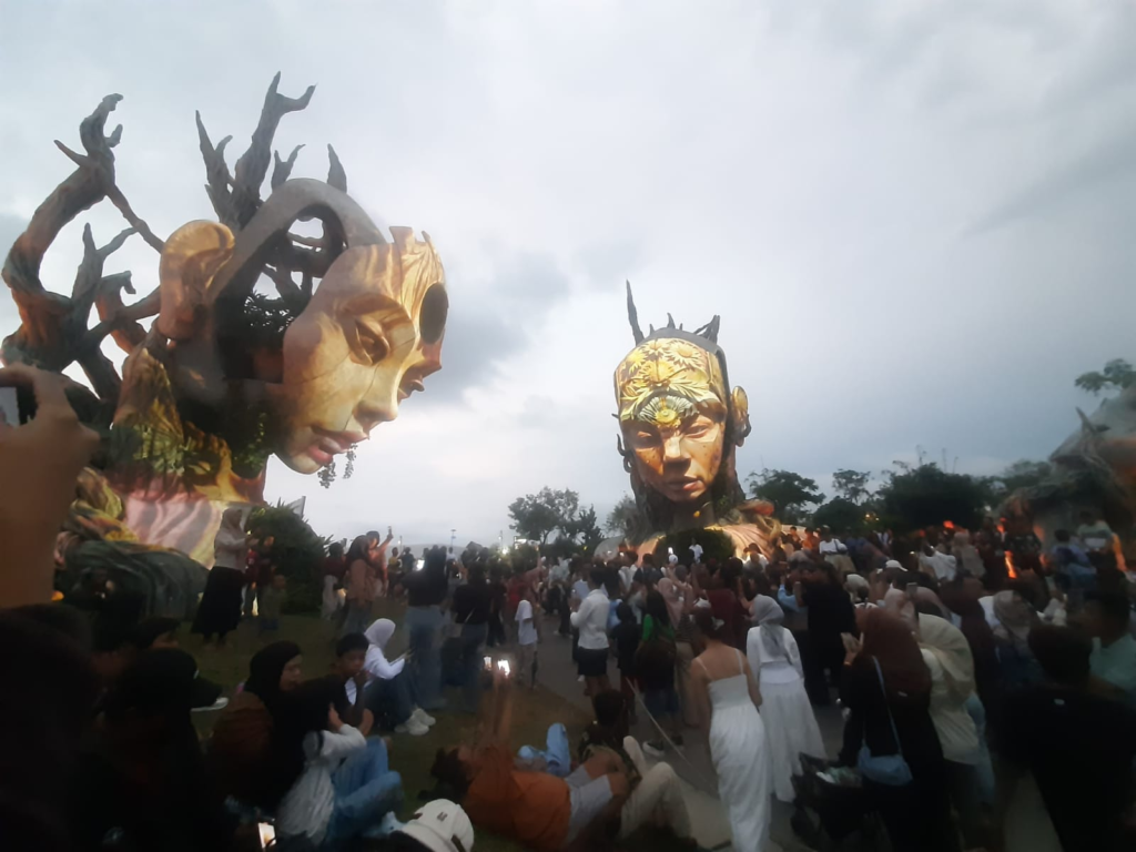 Pengunjung memadati area instalasi patung monumental di Nuanu Creative City, Tabanan, Bali, Kamis (1/1/2026), saat libur Tahun Baru 2026. Atraksi seni ini menjadi salah satu magnet wisata yang menarik perhatian masyarakat dan wisatawan.