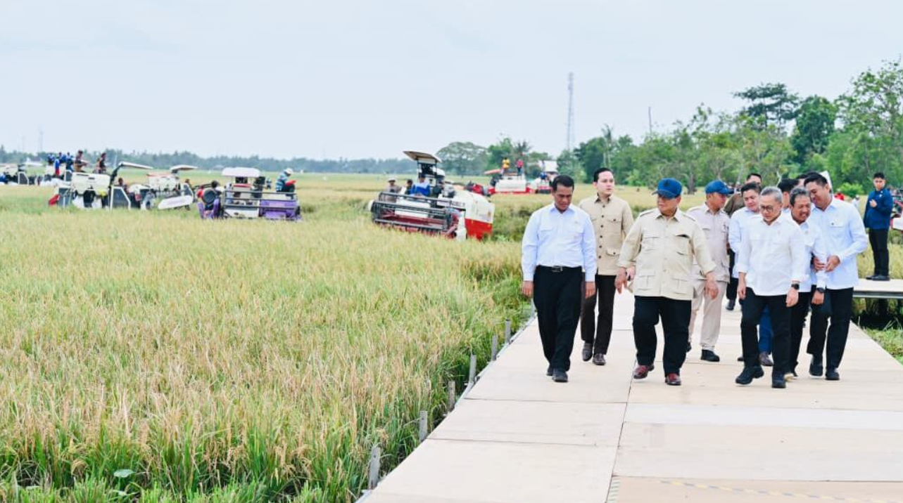 Presiden Prabowo Subianto melakukan peninjauan berbagai inovasi hilirisasi dan teknologi pertanian modern dalam rangkaian kegiatan Panen Raya di Desa Kertamukti, Kabupaten Karawang, Provinsi Jawa Barat, pada Rabu, 7 Januari 2026.