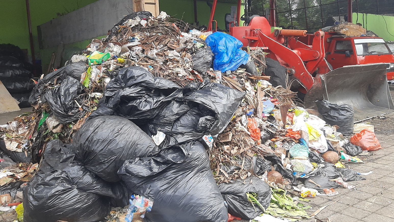 Pemerintah mendorong pengolahan sampah menjadi energi sebagai solusi berkelanjutan. Namun, keberhasilan PSEL bergantung pada kesadaran masyarakat memilah sampah sejak dari rumah.