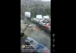 Tangakapan layar video Facebook diposting oleh akun @Made Alit, memperlihatkan sampah hanyut oleh air hujan.