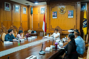 Bupati Wayan Adi Arnawa saat menerima kunjungan Konjen Australia, Jo Stevens di Ruang Rapat Nayaka Gosana I, Puspem Badung, Kamis (8/1).