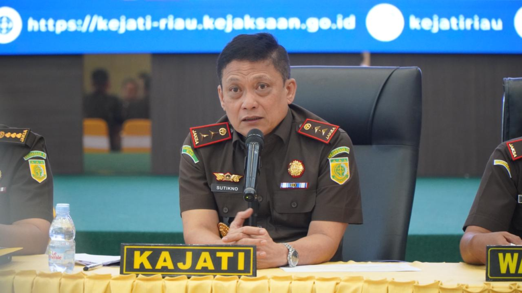 Kepala Kejaksaan Tinggi Riau, Dr. Sutikno, S.H., M.H., menyampaikan kinerja institusinya di berbagai bidang, mulai dari pembinaan, intelijen, tindak pidana umum dan khusus, perdata dan tata usaha negara, hingga pengawasan dan pemulihan aset.