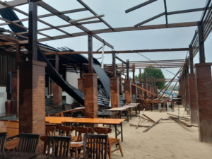 dereta cafe di Jimbaran diterjang angin