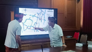 Bupati Wayan Adi Arnawa didampingi Sekda Surya Suamba, Kadishub Badung, AA Ngurah Rai Yuda Darma Kanit Lantas Polres Badung dan Polresta Denpasar saat rapat terkait Rekayasa Lalu Lintas di Kerobokan Kelod, Kamis (8/1) di Puspem Badung.